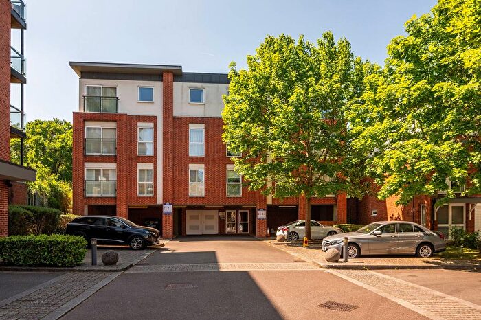 2 Bedroom Flat To Rent In Highwood Close, East Dulwich, London, SE22