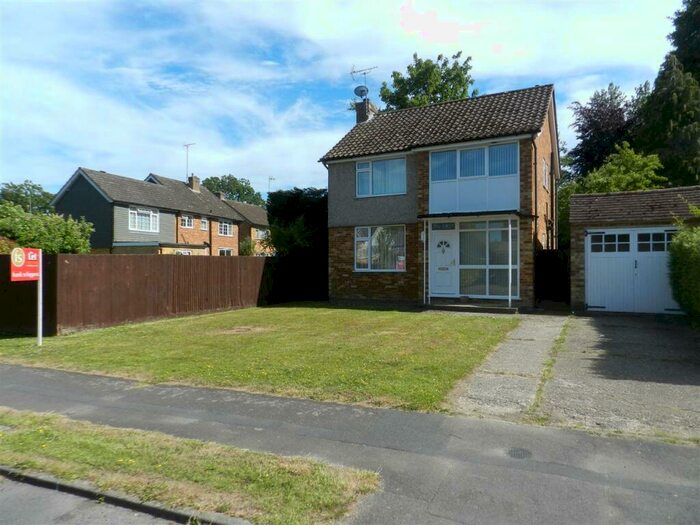 3 Bedroom Detached House To Rent In Grange Avenue, Crowthorne, RG45