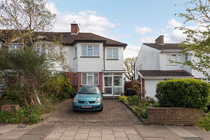 3 Bedroom End Of Terrace House For Sale In Arlington Road, London, N14