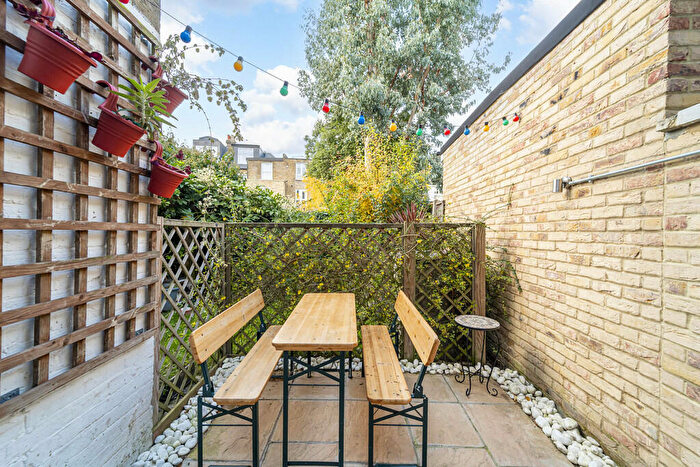 1 Bedroom Apartment For Sale In Forburg Road, Stoke Newington, London, N16