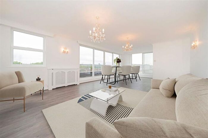 3 Bedroom Flat To Rent In Pier House, Chelsea, SW3