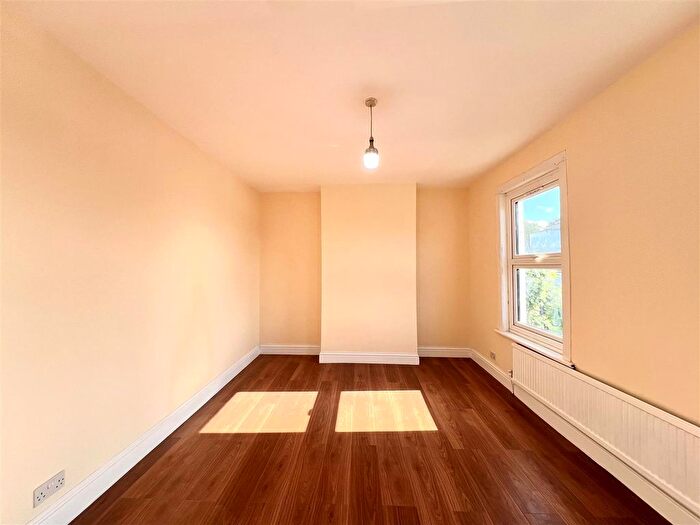 2 Bedroom Flat To Rent In Lea Bridge Road, London, E10