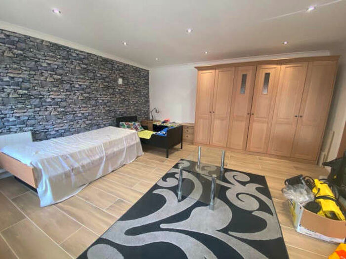 Flat To Rent In Cranborne Waye, Hayes, UB4