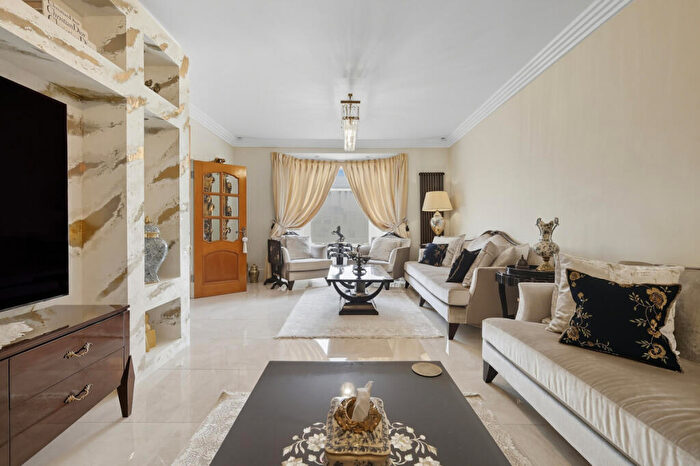 5 Bedroom Terraced House For Sale In Cranley Drive, Newbury Park, IG2