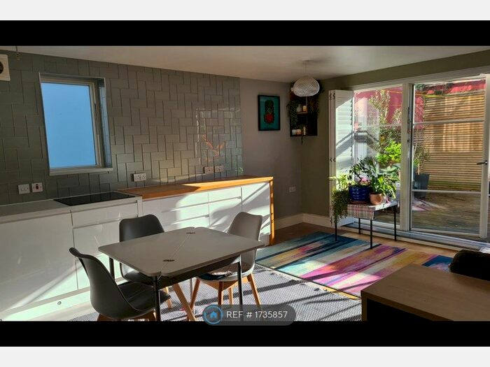 3 Bedroom Flat To Rent In Azof Street, London, SE10