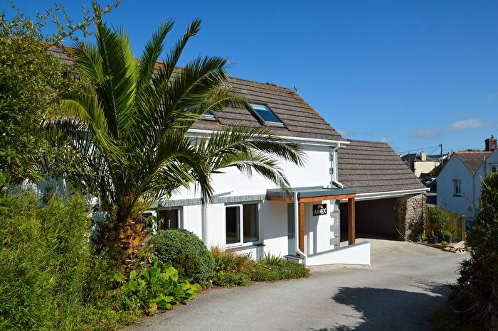 2 Bedroom Property To Rent In Tregurrian, Newquay, TR8