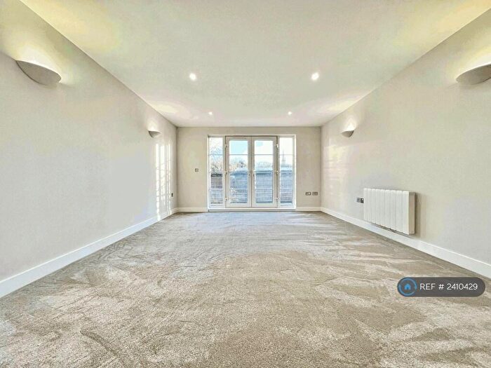 2 Bedroom Flat To Rent In George Street, Prestwich, Manchester, M25
