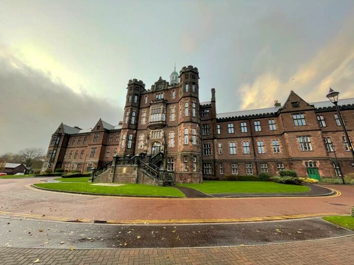 3 Bedroom Flat To Rent In Smillie Court, Regents House, DD3