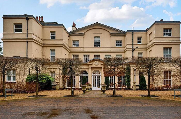 3 Bedroom Flat To Rent In Moor Park House Way, Farnham, Surrey, GU10