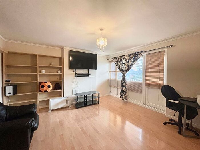 3 Bedroom Flat To Rent In Villiers Close, London, E10