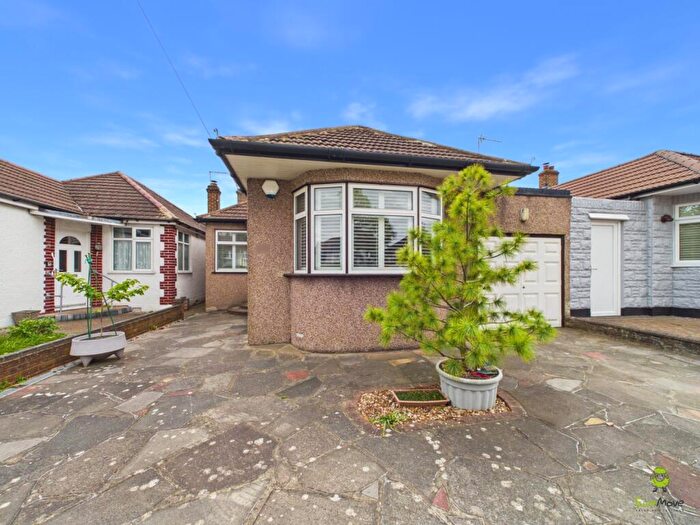 2 Bedroom Detached Bungalow For Sale In Little Heath Road, Bexleyheath, Kent, DA7