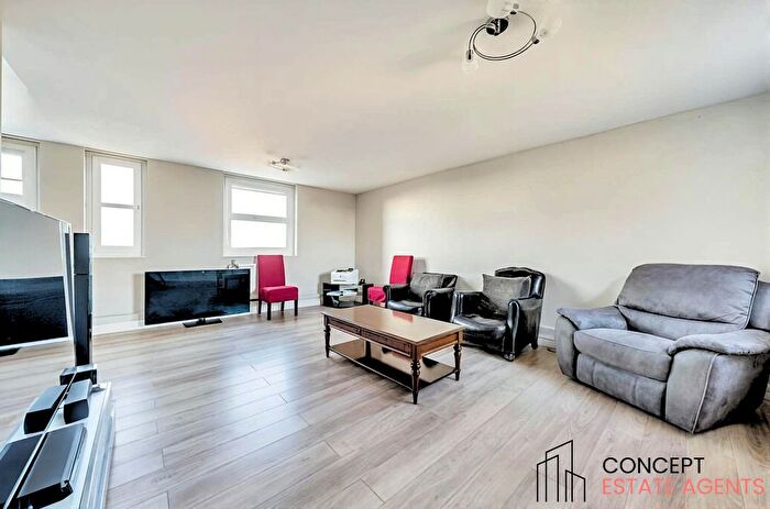 2 Bedroom Flat To Rent In High Ashton, Kingston, Surrey, KT2