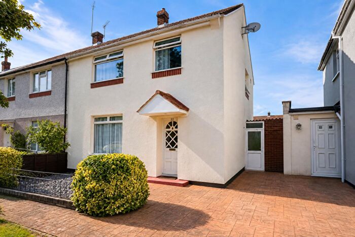 3 Bedroom Semi Detached House For Sale In Moreton Way, Slough, SL1