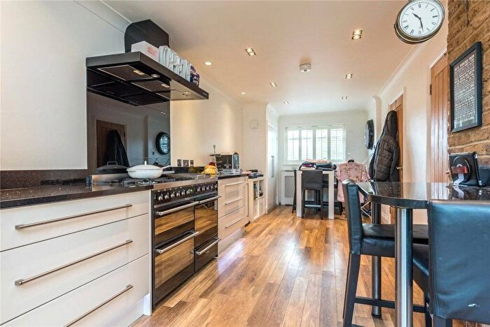 4 Bedroom Terraced House To Rent In Tottenham Road, Islington, London, N1