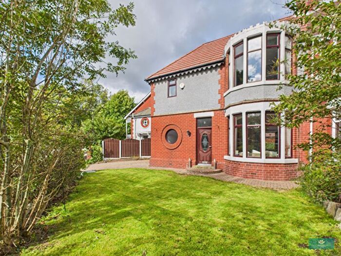 3 Bedroom Semi-Detached House For Sale In Park Parade, Oldham, OL2