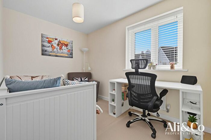 2 Bedroom Detached House For Sale In Woodside Close, Grays, RM16