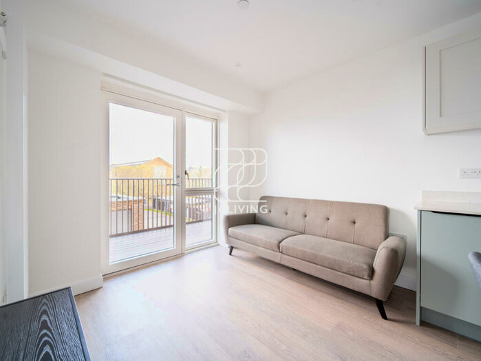 Flat To Rent In Western Gateway, London, E16