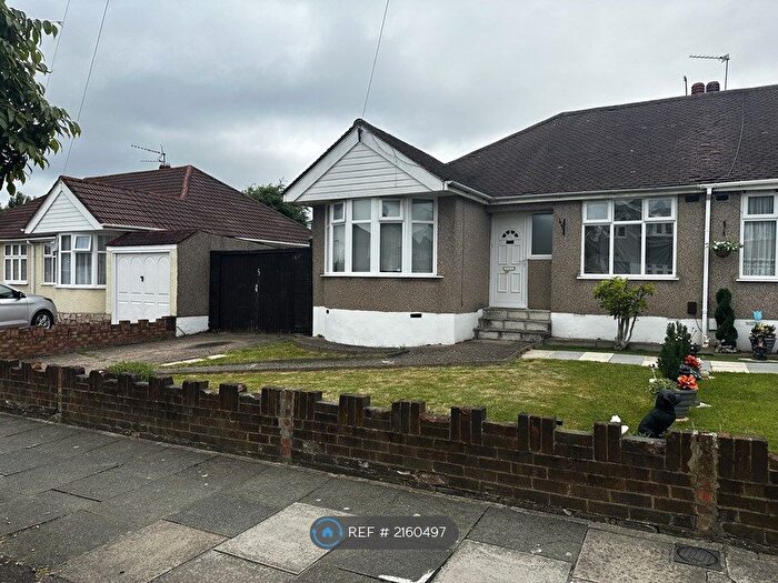 3 Bedroom Bungalow To Rent In Sutherland Avenue, Welling, DA16