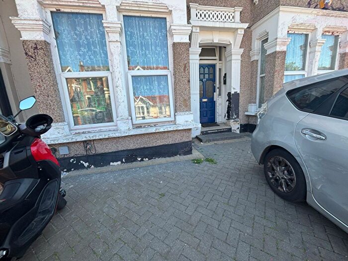 2 Bedroom Flat For Sale In Redcliffe Gardens, Ilford, IG1