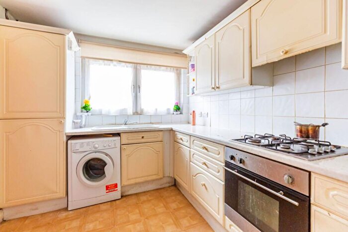 2 Bedroom Maisonette For Sale In Windermere House, Eric Street, Mile End, London, E3