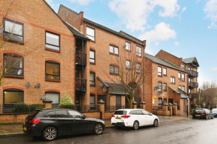 1 Bedroom Flat For Sale In Ferry Street, London, London, E14