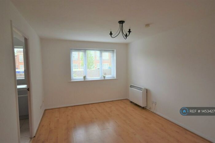 1 Bedroom Flat To Rent In Leigh Hunt Drive, London, N14