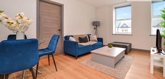 2 Bedroom Flat To Rent In Ballards Lane, London, N12