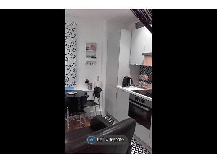 Studio To Rent In The Causeway, Altrincham, WA14