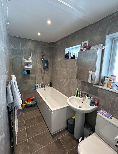 2 Bedroom Flat For Sale In Old Woking Road, West Byfleet, Surrey, KT14
