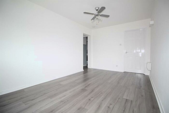 1 Bedroom Flat To Rent In Woodcote Close, Cheshunt, Waltham Cross, EN8