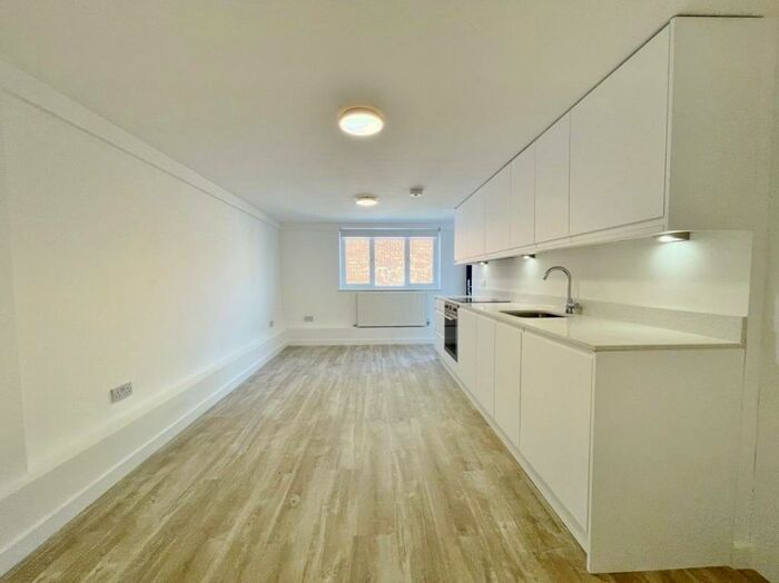 House To Rent In Finchley Road, Finchley, NW11