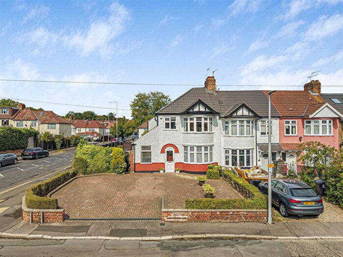 3 Bedroom End Of Terrace House To Rent In Parkway, Woodford Green, IG8