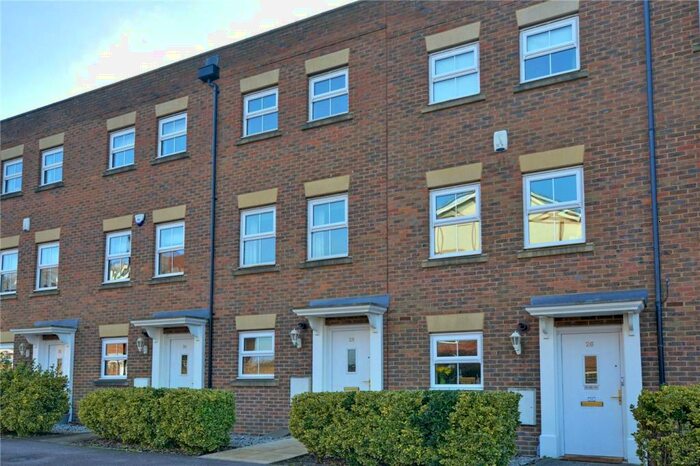 3 Bedroom Town House To Rent In Gardenia Road, Bromley, BR1