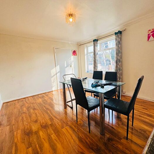 4 Bedroom Semi-Detached House To Rent In Eastholme, Hayes, UB3