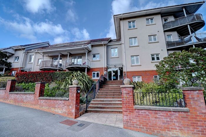 2 Bedroom Flat For Sale In Cedar Avenue, Hazlemere, Buckinghamshire, HP15