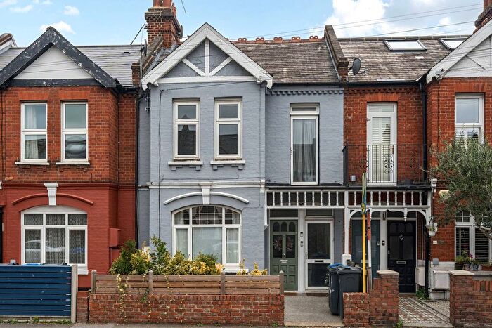 2 Bedroom Flat For Sale In Kingston Road, Raynes Park, London, SW20