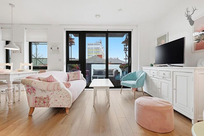 2 Bedroom Flat For Sale In Duckett Street, Stepney Green, E1