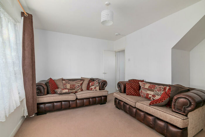 2 Bedroom Maisonette To Rent In Livermere Road, London, E8