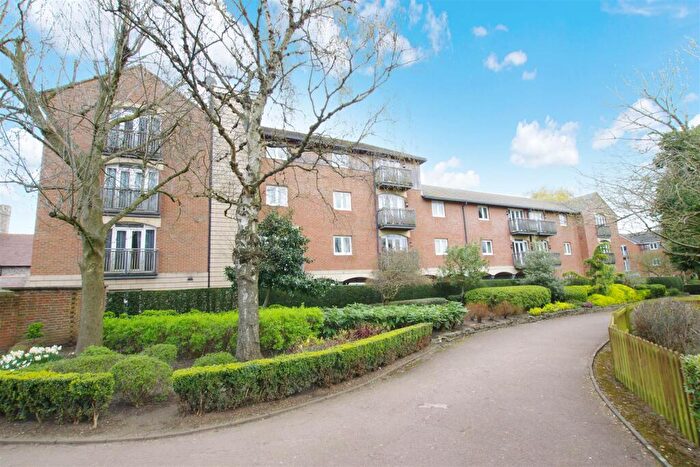2 Bedroom Apartment To Rent In Queensgate, Lincoln Street, SN1