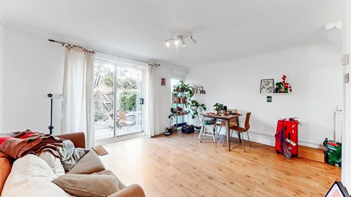 3 Bedroom Maisonette For Sale In Chambord Street, Shoreditch, E2