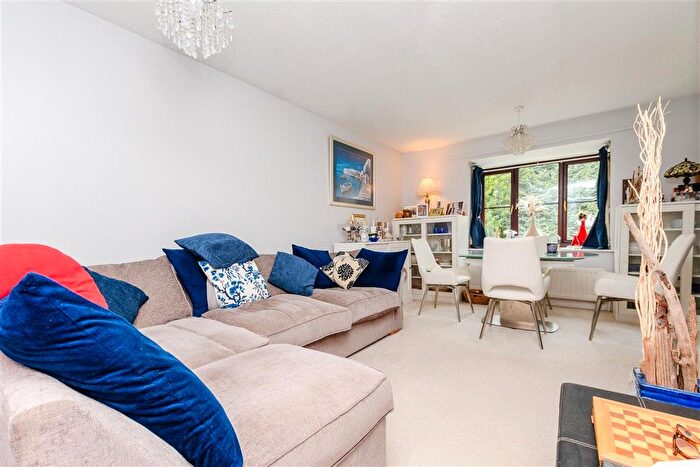 2 Bedroom Flat For Sale In Old Mill Close, Eynsford, Dartford, Kent, DA4