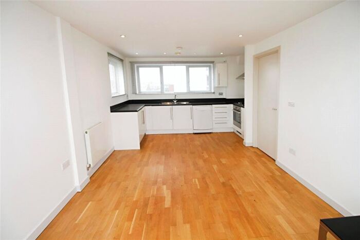 2 Bedroom Flat To Rent In Castle Lane, Bedford, Bedfordshire, MK40