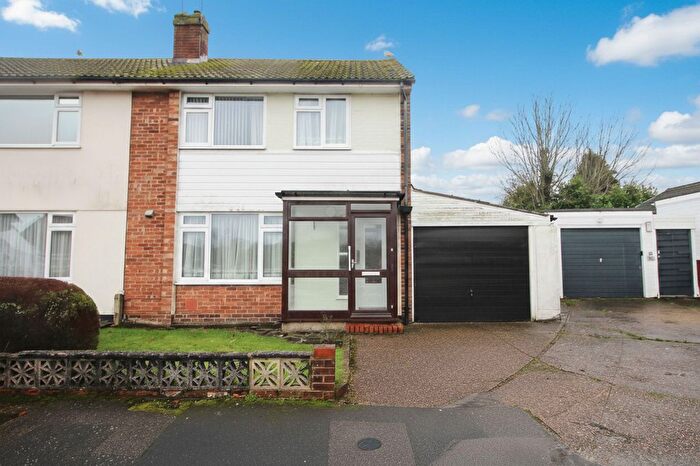 3 Bedroom Semi Detached House For Sale In Meadowbrook Close, Kennington, TN24