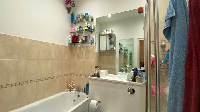 2 Bedroom Apartment To Rent In Woodside Grove, Finchley, London, N12