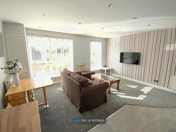 3 Bedroom Flat To Rent In Blind Lane, Bourne End, SL8