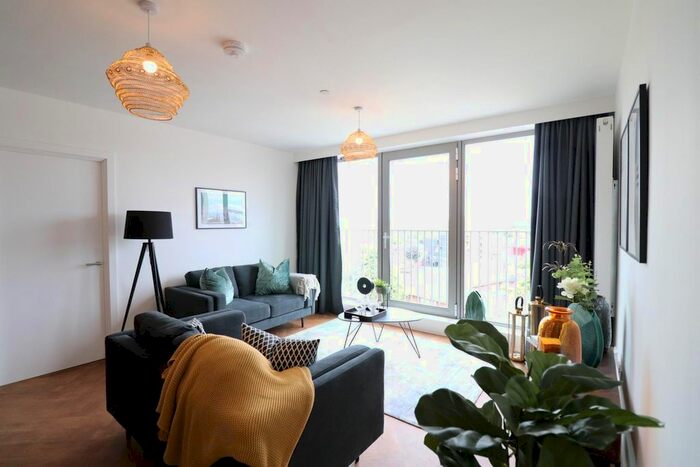 2 Bedroom Flat To Rent In Broadside, Oldham Road, New Cross M4