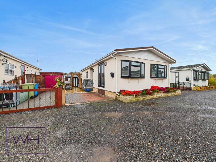 2 Bedroom Mobile Home For Sale In Plumtree Park, Bircotes, Doncaster, DN11