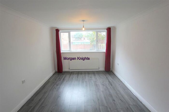 1 Bedroom Flat For Sale In Landseer Avenue, Manor Park, E12