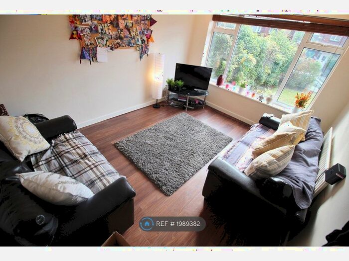 3 Bedroom Semi-Detached House To Rent In Kirkstall Hill, Leeds, LS4