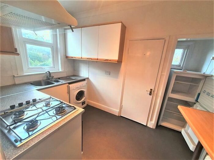 3 Bedroom Flat To Rent In Robinson Road, Colliers Wood, London, SW17